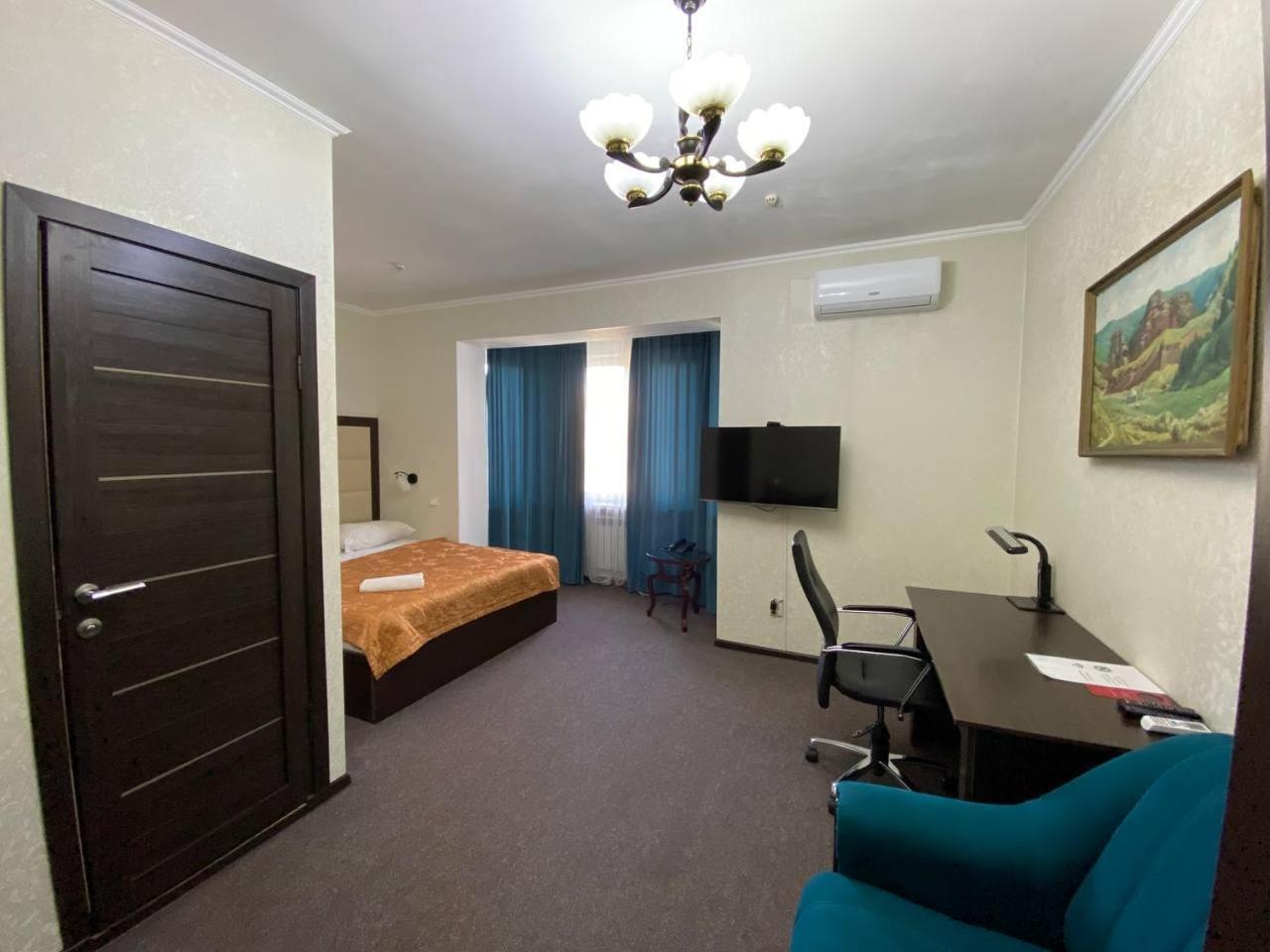 Silk Road Lodge Bishkek Bagian luar foto